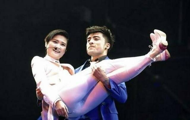 ‘hth官网入口’花源小学开展“垃圾分类进社区”环保实践活动