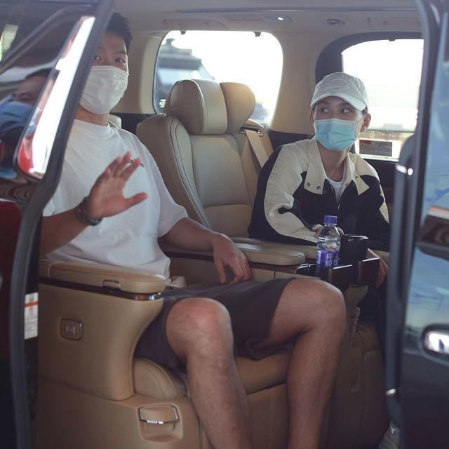 华体会体育hth官方网站|
窦骁带何超莲逛西安网红景点 帮买饮料超暖心 何超莲灵巧懂事(图4)