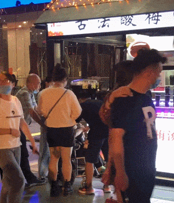 华体会体育hth官方网站|
窦骁带何超莲逛西安网红景点 帮买饮料超暖心 何超莲灵巧懂事(图9)