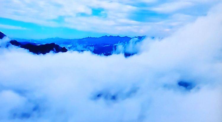 华体会体育hth官方网站：
长城是云里腾飞的一条龙(图13)