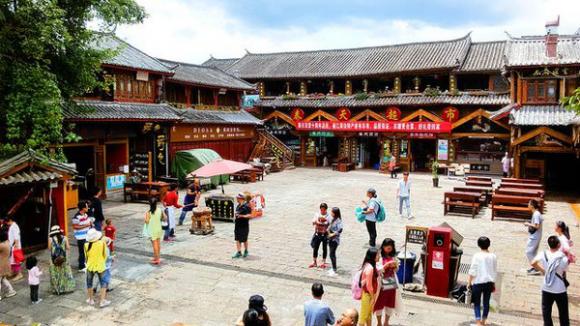 华体会体育hth官方网站：
以人民为中心 与群众心贴心──论向群众汇报、同群众谈心